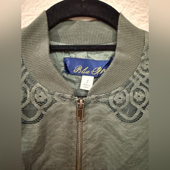 Women’s jacket - Picture 2 of 3